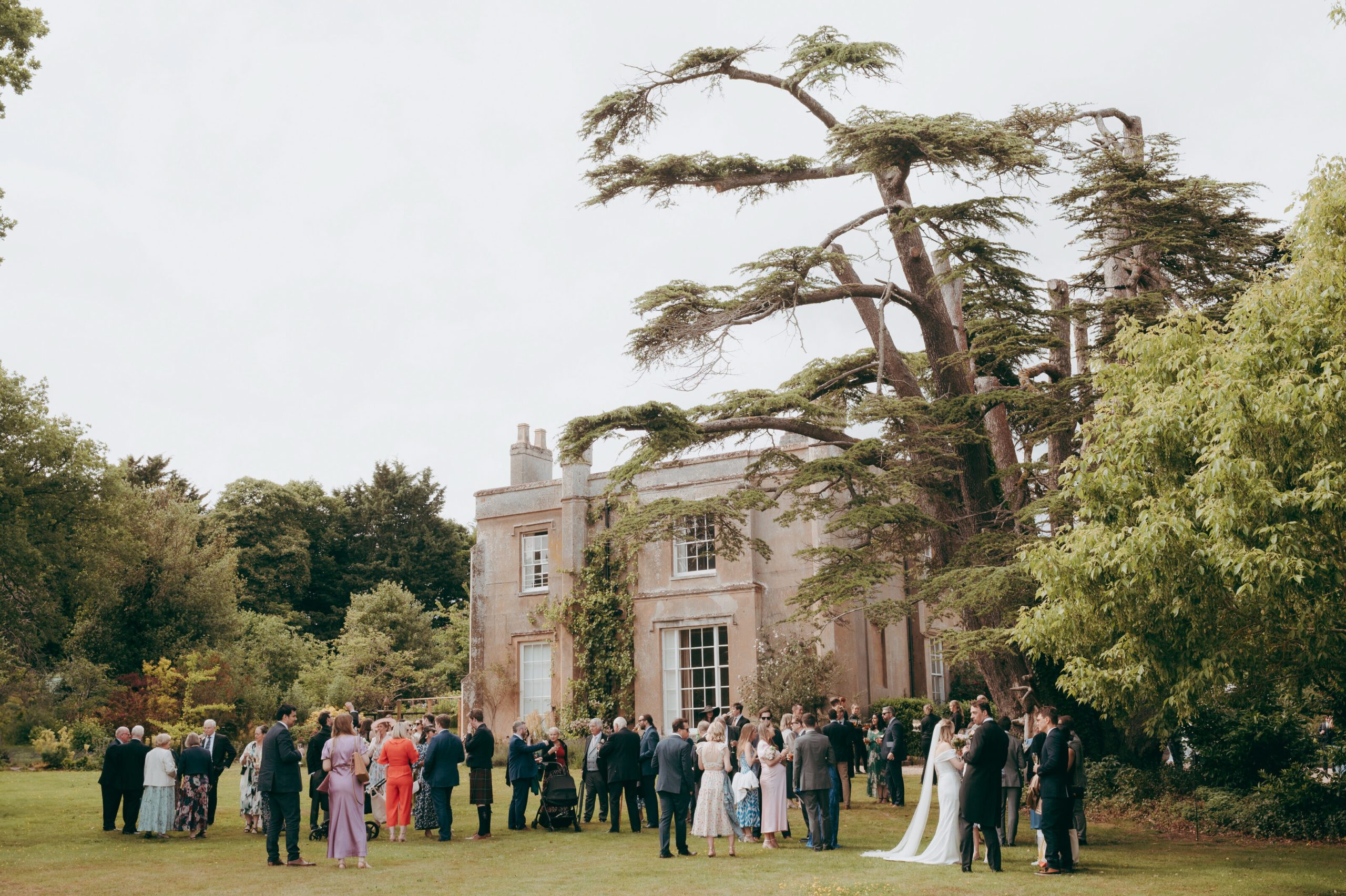 Wide atmosphere shot a English Garden Wedding