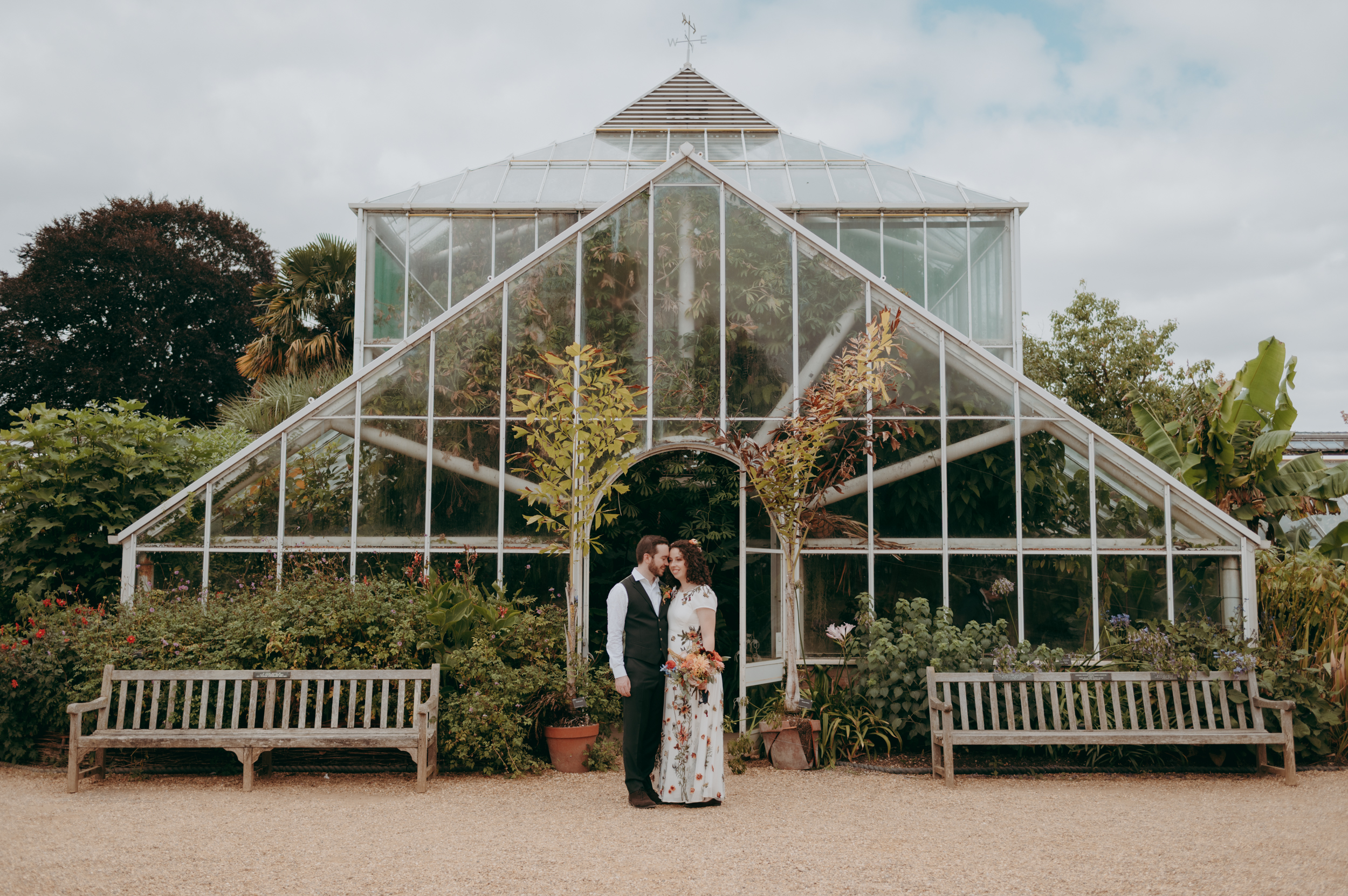 Bride and groom wedding photography at the Botanic Gardens in Cambridge